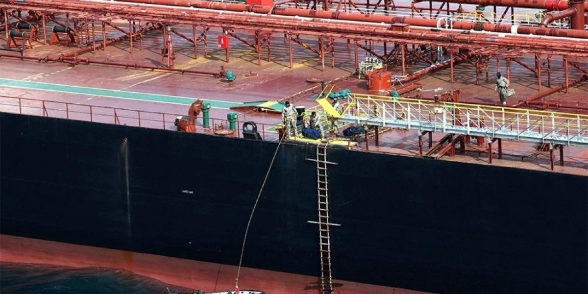 Рогозин призвал сбивать вражеские вертолёты при попытке захвата ими танкеров, но российская элита не станет обижать «партнеров» Рогозин призвал сбивать вражеские вертолёты при попытке захвата ими танкеров, но российская элита не станет обижать «партнеров»