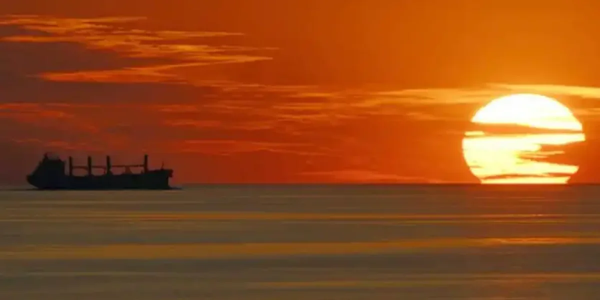 Пираты Трампа потеряли берега: Российский танкер «Маринера» пытается уйти от погони корабля США Пираты Трампа потеряли берега: Российский танкер «Маринера» пытается уйти от погони корабля США