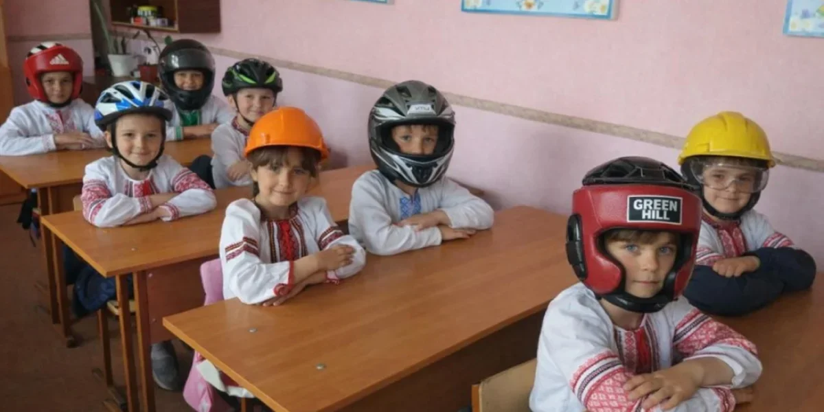 «Шлем памяти»: В гимназии детей заставили три урока сидеть в касках в честь идиота со шлемом «Шлем памяти»: В гимназии детей заставили три урока сидеть в касках в честь идиота со шлемом