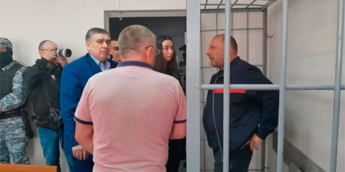 Смеялись до последнего: в Екатеринбурге вынесли приговор главарю диаспоры и его банде за убийства 20-летней давности Смеялись до последнего: в Екатеринбурге вынесли приговор главарю диаспоры и его банде за убийства 20-летней давности