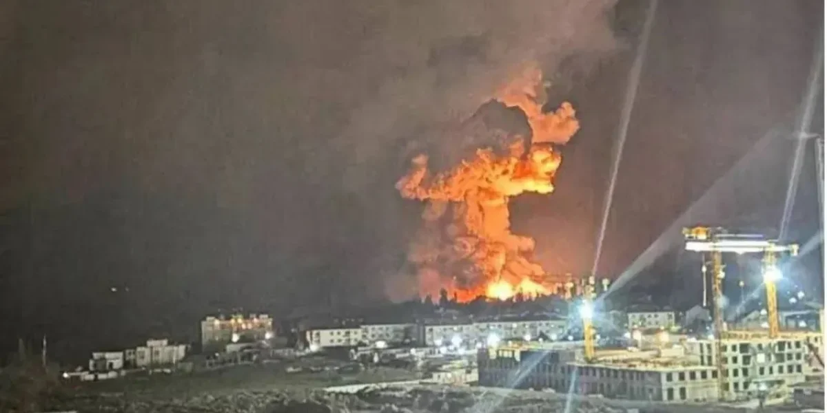 Удар по «кровеносной системе»: после мощных взрывов в Новороссийске полыхает нефтяной гигант «Шесхарис» Удар по «кровеносной системе»: после мощных взрывов в Новороссийске полыхает нефтяной гигант «Шесхарис»